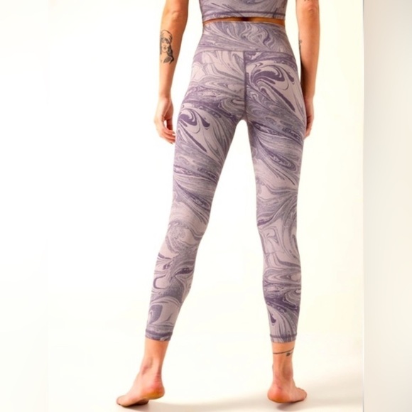 ✨NEW WITH TAGS! Athleta Transcend 7/8 Tight in Marble Violet. - Picture 3 of 8